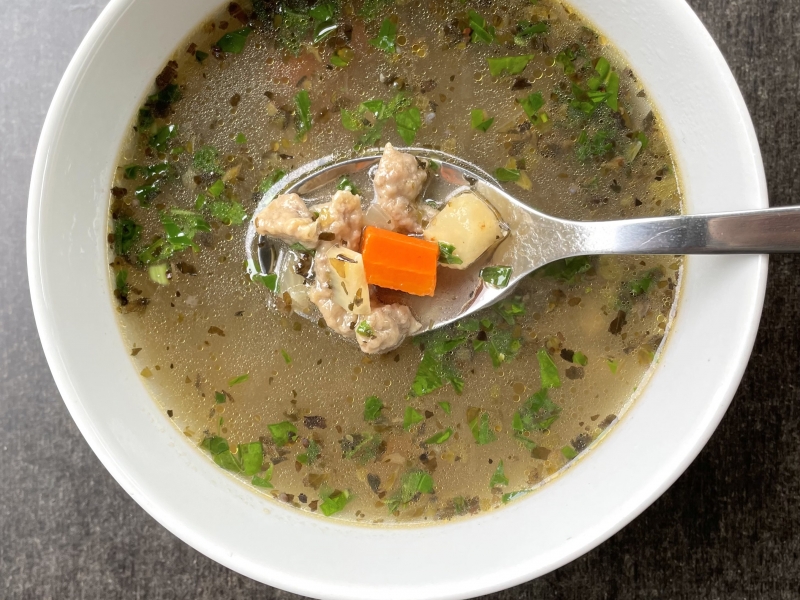 Bazsalikomos májgaluska leves